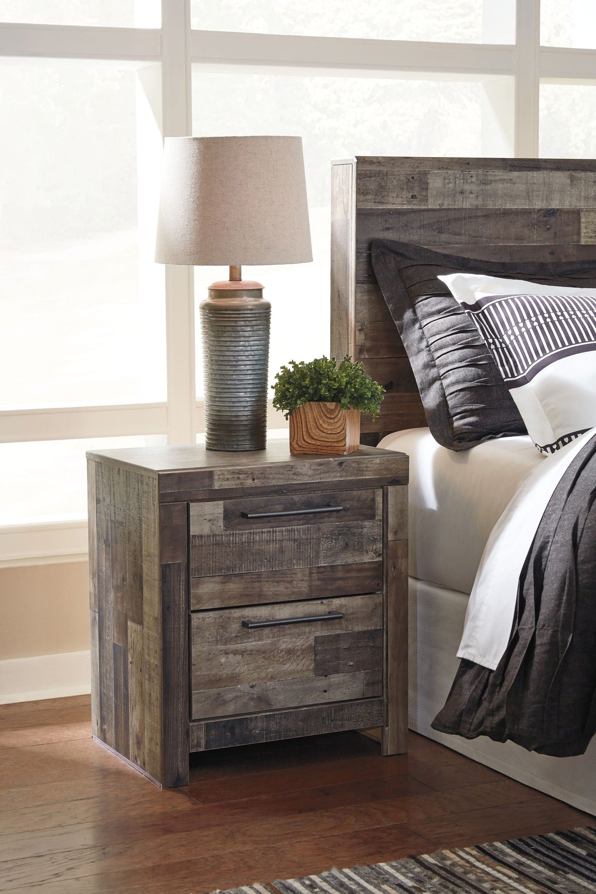 Derekson Panel Bedroom Set