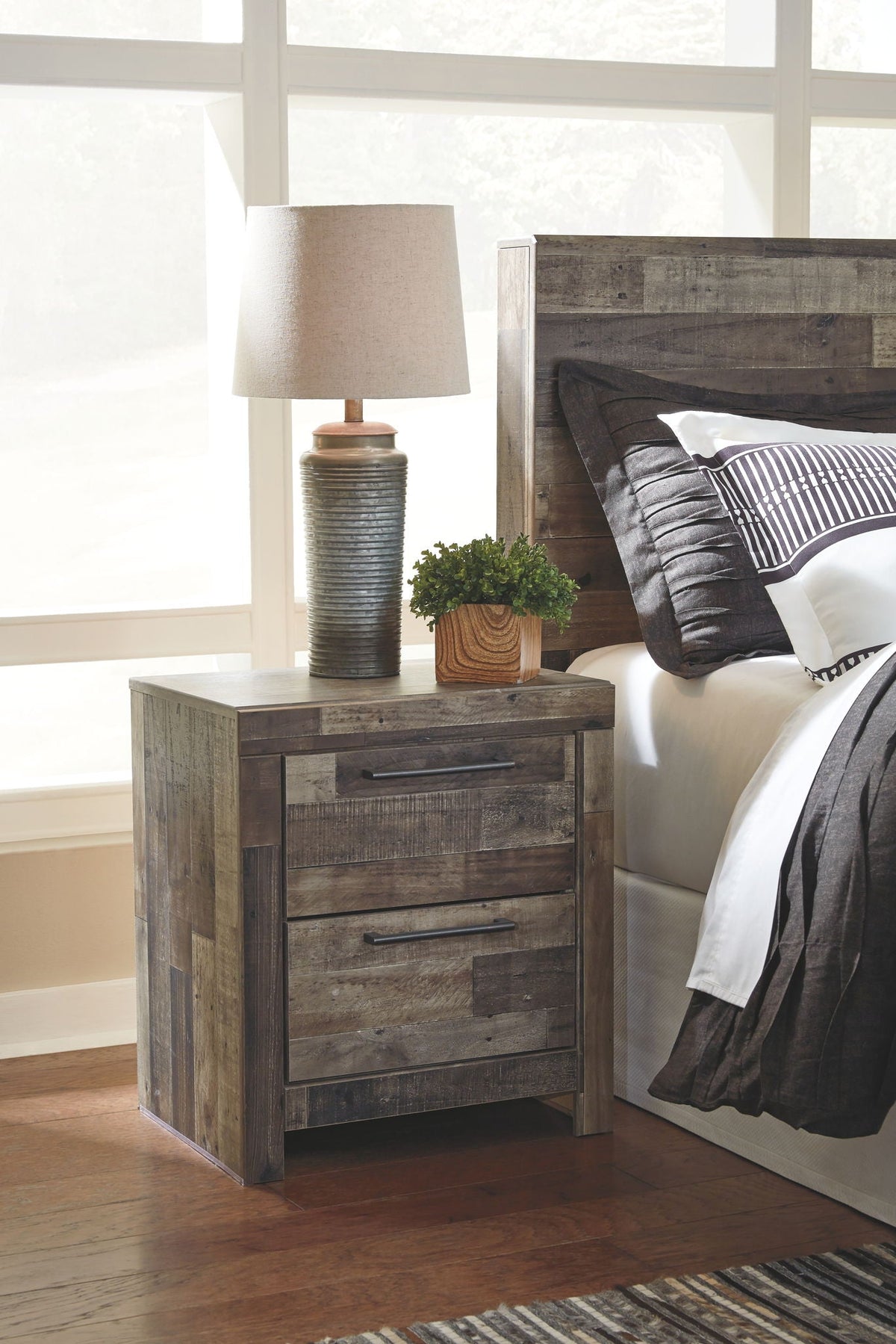 Derekson Panel Bedroom Set